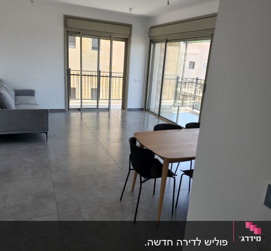 רצפה נקייה בחדר עם שולחן וכיסאות